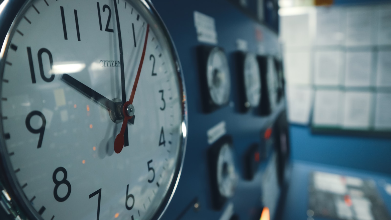 Photo by iSawRed - Info Vandaag A close up of a clock on a wall