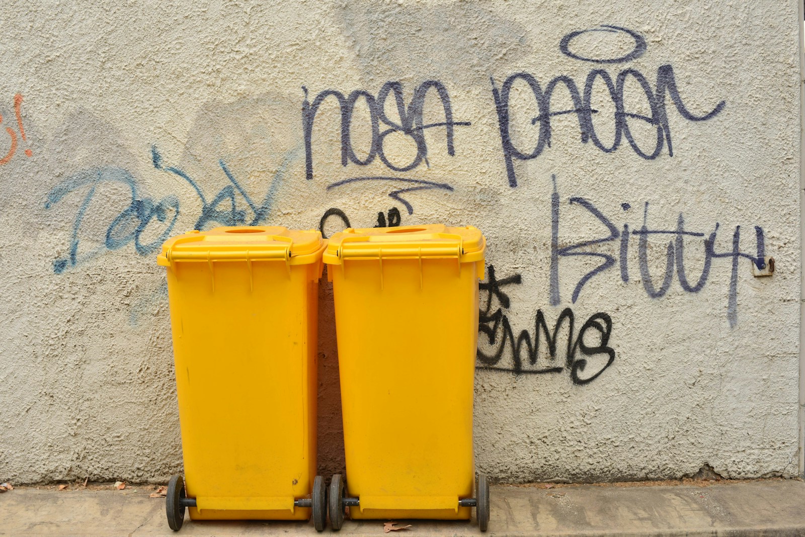 Photo by Kristen Beever - Info Vandaag Yellow trash bin beside white wall