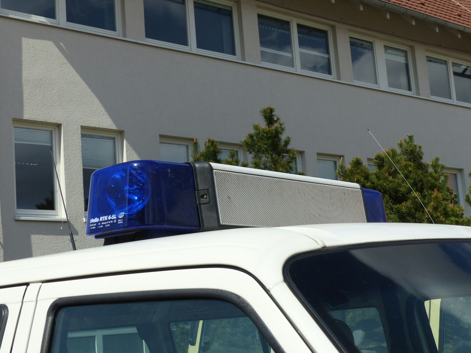 Photo by Emma Binder - Info Vandaag A car parked in front of a building