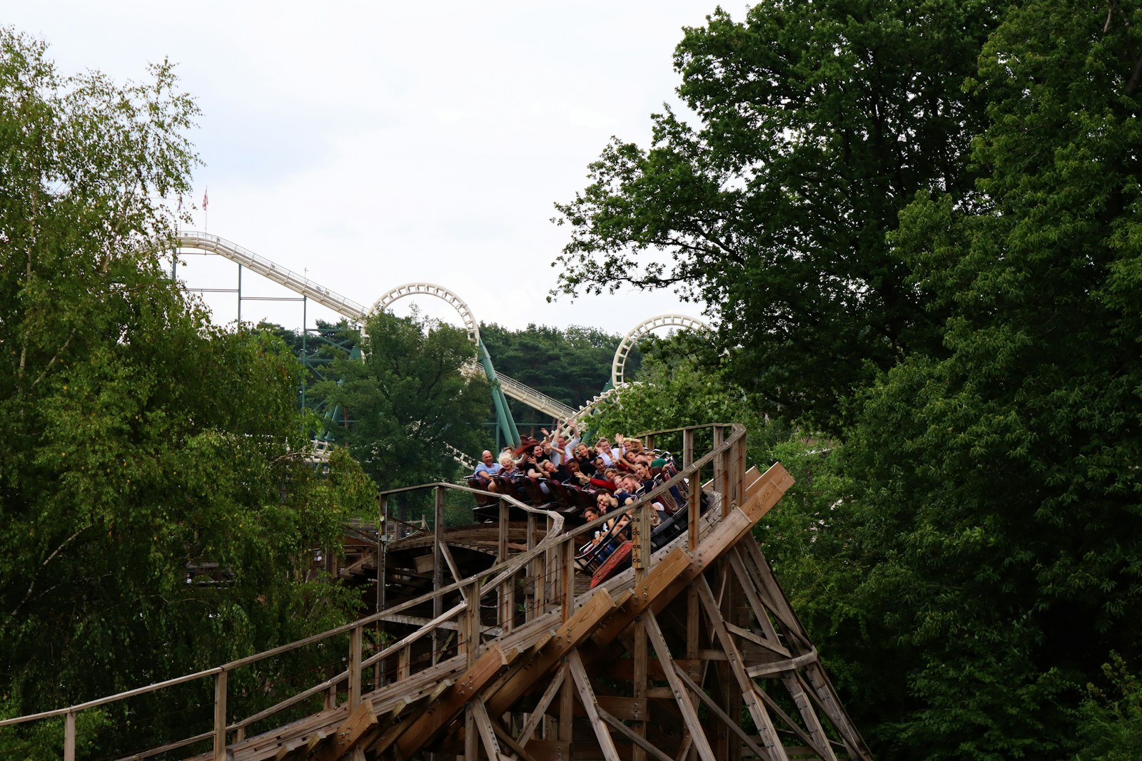 Photo by Justin R - Info Vandaag A group of people riding on top of a roller coaster