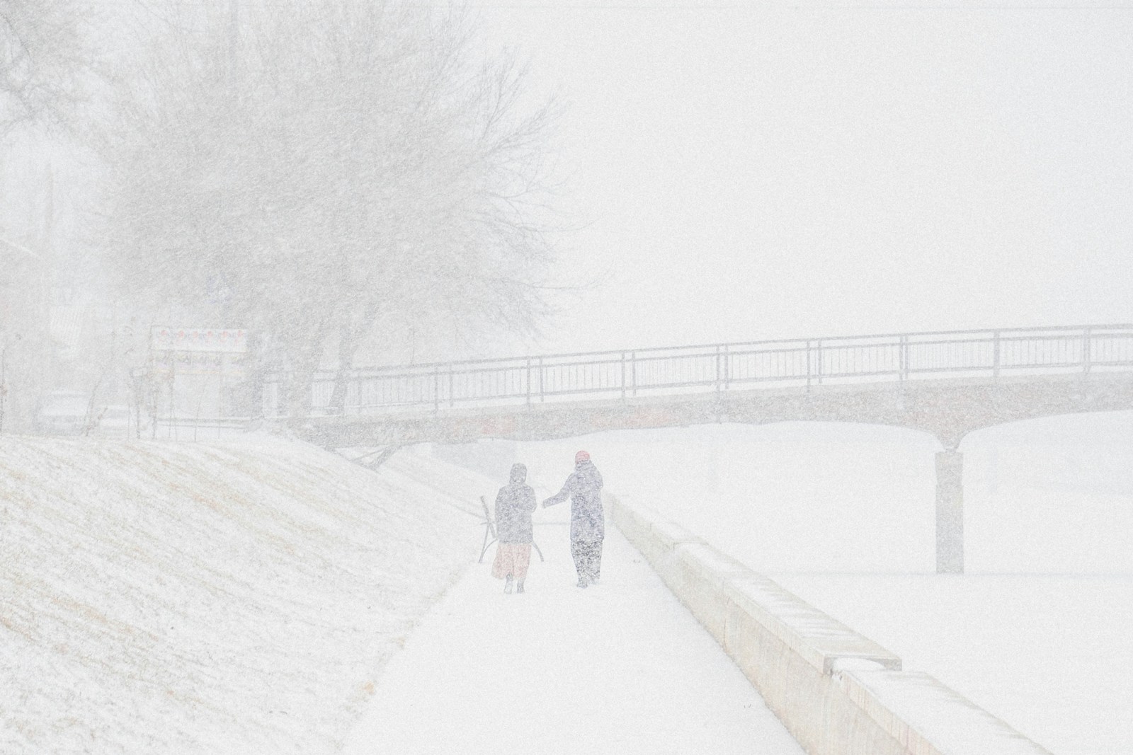 Photo by Rom T - Info Vandaag A couple people walking on a bridge