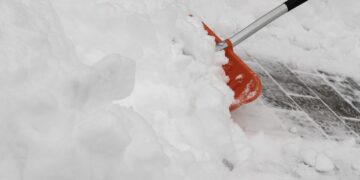 Sneeuw op de stoep: wie moet het weghalen en wiens schuld is het als een voorbijganger uitglijdt?
