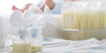 Dit is waarom je je partner de borstvoeding niet moet laten proeven