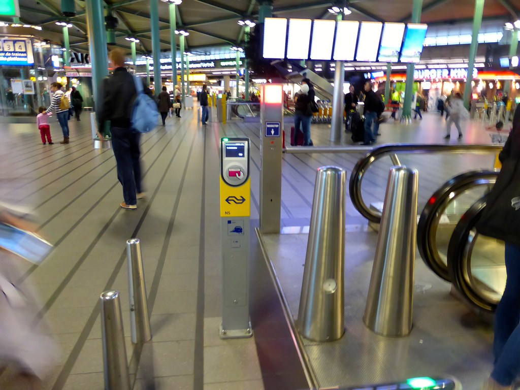OV-Chipkaart Reader at Schiphol Airport - Info Vandaag