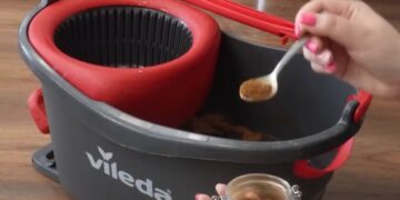 Waarom steeds meer mensen kaneel aan hun schoonmaakwater toevoegen (het is niet wat je denkt)