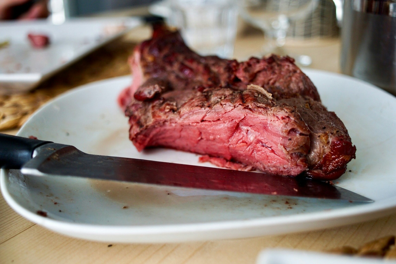 Photo by Sven Brandsma - Info Vandaag Raw meat on white plate