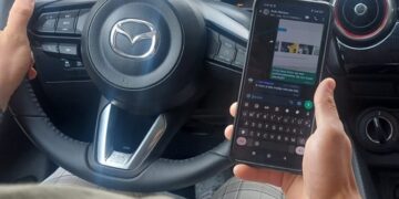 Let op: wie zijn telefoon pakt achter het stuur in dit vakantieland kan zijn rijbewijs inleveren