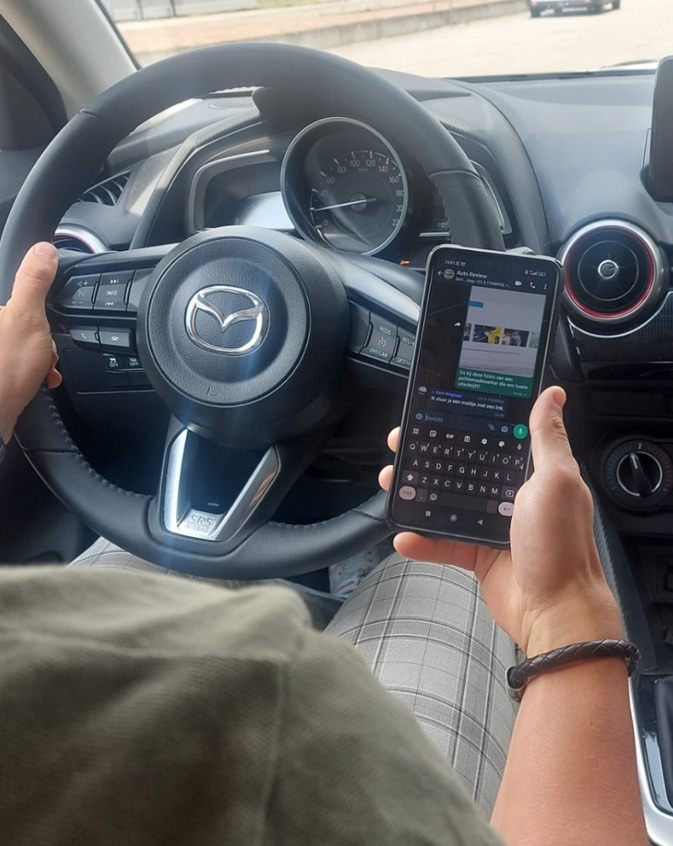 telefoon-achter-het-stuur - Info Vandaag