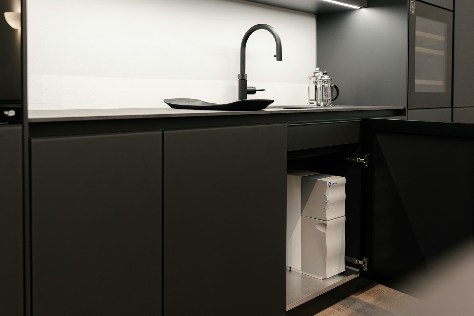 Photo by Bluewater Sweden - Info Vandaag A kitchen with black cabinets