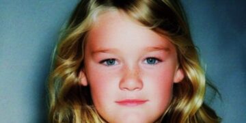 Vrouw ontdekt jasje van vermiste dochter op garageverkoop van buren