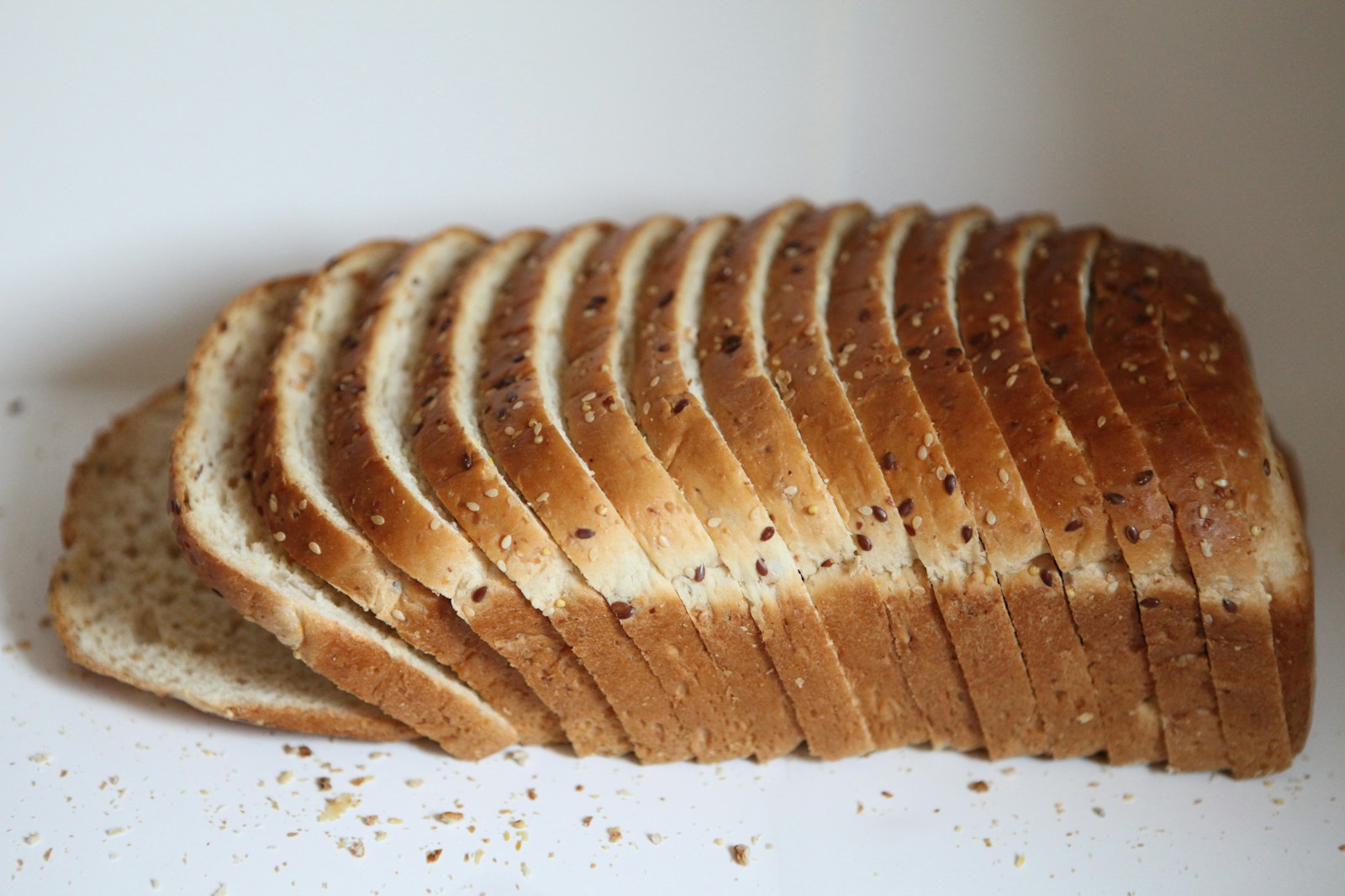 Photo by Ashes Sitoula - Info Vandaag A sliced loaf of bread sitting on top of a white counter