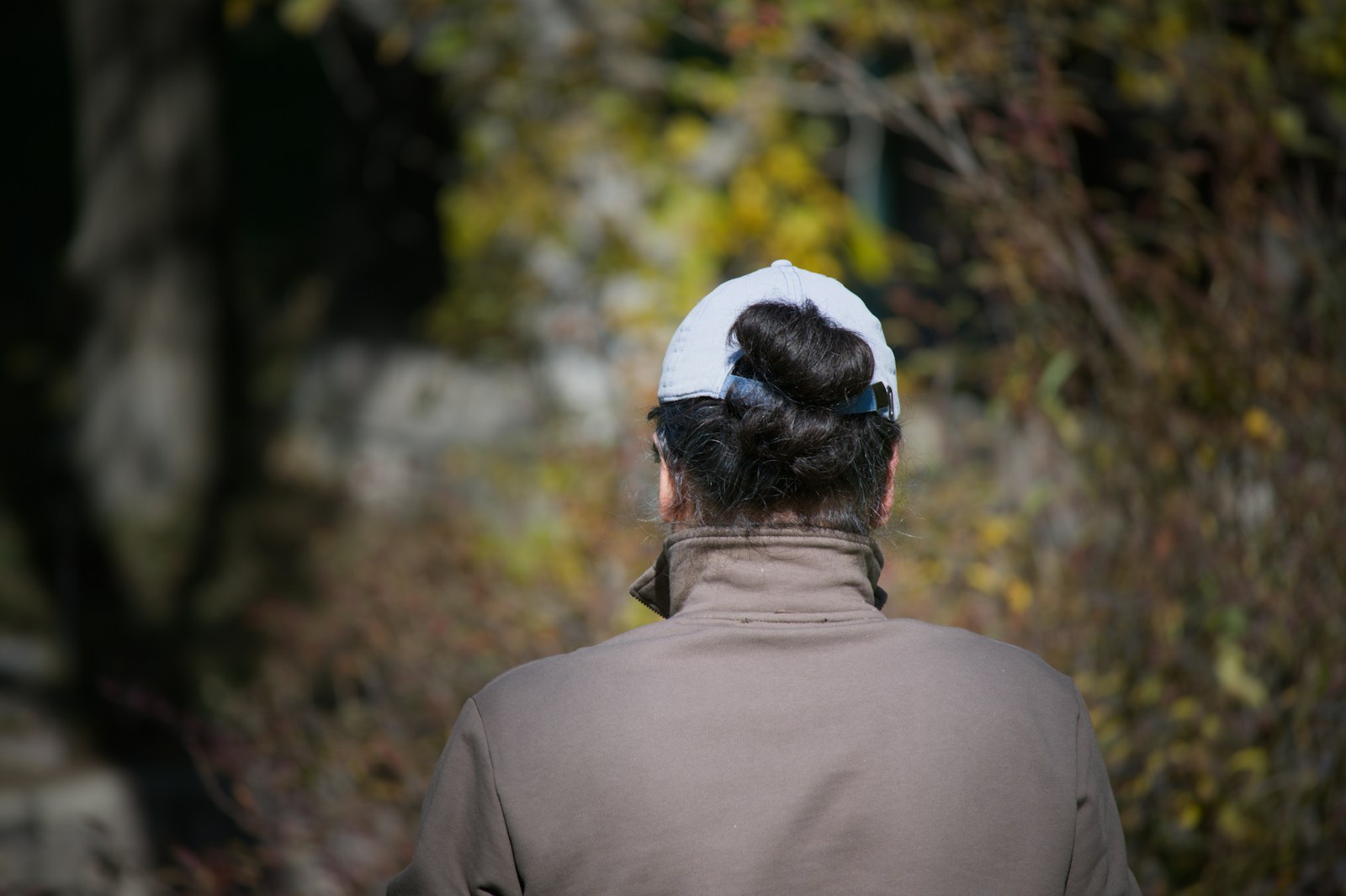 Photo by Amin Zabardast - Info Vandaag Woman with hair in bun wearing baseball cap