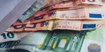 Zwart werken of ‘bijverdienen’ in 2026: hier moet je op letten en dit zijn de grootste risico’s