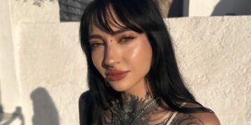 Zien: Christina Curry straalt en showt trots haar babybuik