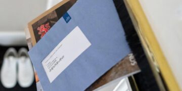 Aha: dit is de reden waarom je de ene keer een blauwe belastingenvelop krijgt, en de andere keer een witte