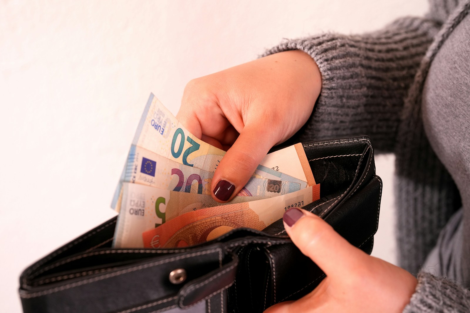 Photo by Markus Kammermann - Info Vandaag A woman is holding a wallet full of money