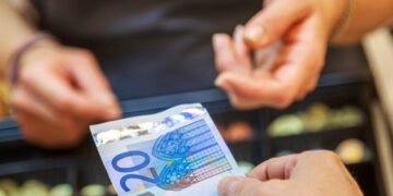 Let op: betaal jij nog wel eens met contant geld? Vanaf dit jaar zijn cash betalingen boven dít bedrag verboden