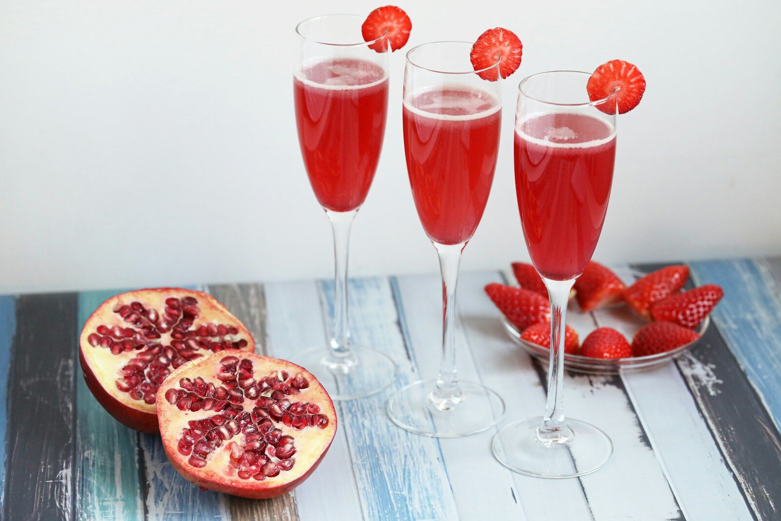 Photo by Keeshas Kitchen - Info Vandaag A table with glasses of wine and pizza