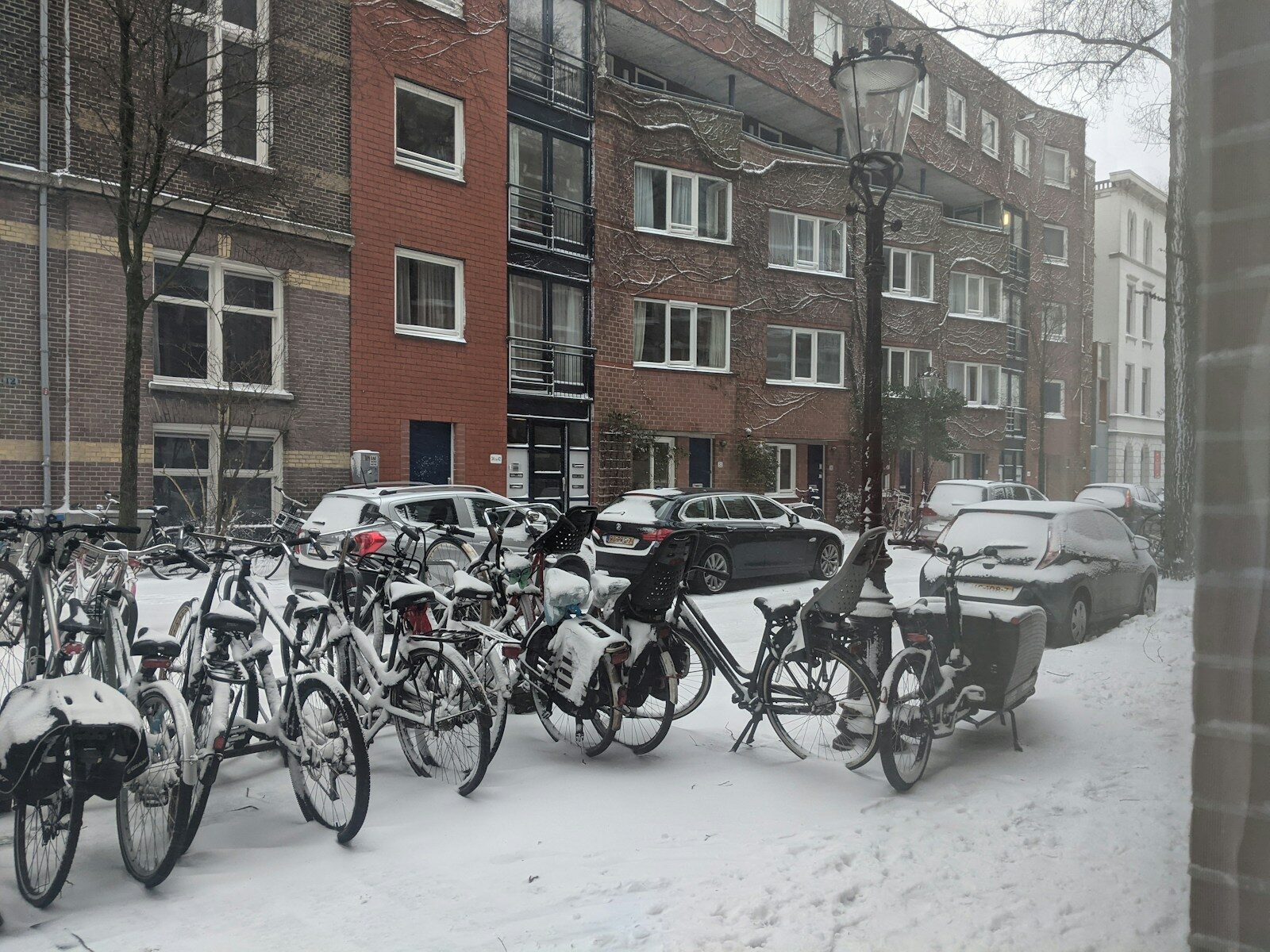 Photo by Sanchit Gulati - Info Vandaag A bunch of bikes that are in the snow