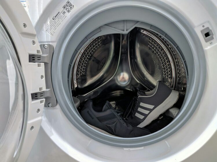 A white washing machine