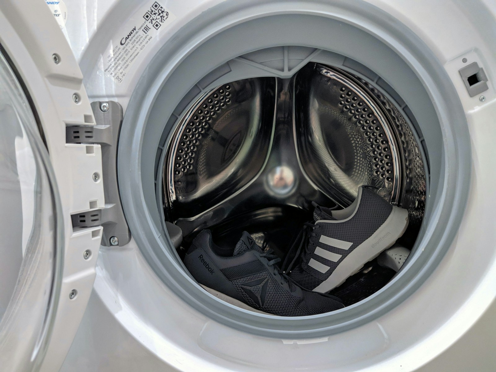 A white washing machine