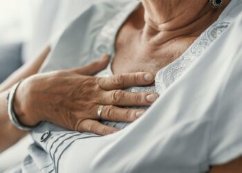 Plotselinge pijn op je borst: zo herken je het verschil tussen maagzuur en een hartaanval