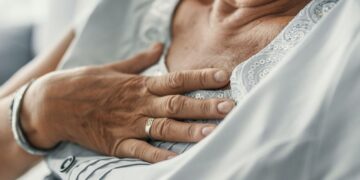 Plotselinge pijn op je borst: zo herken je het verschil tussen maagzuur en een hartaanval