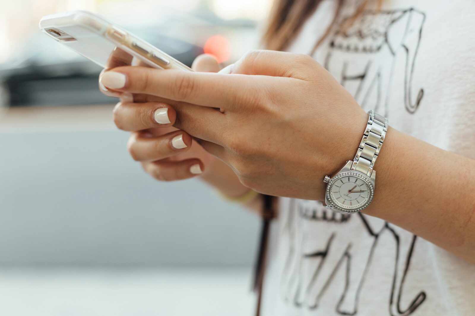 Photo by Paul Hanaoka - Info Vandaag Woman holding iphone during daytime