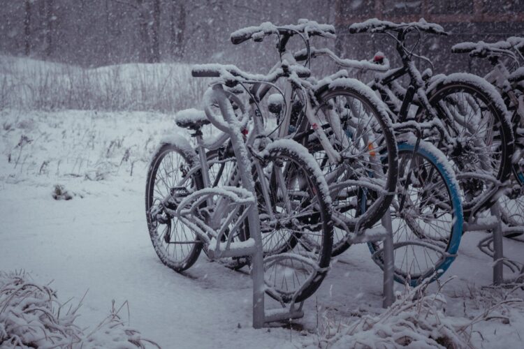 A bunch of bikes that are sitting in the snow