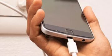 Let op: je oplader altijd in het stopcontact laten zitten? Dit zijn de gevolgen (en zoveel kost het per jaar)