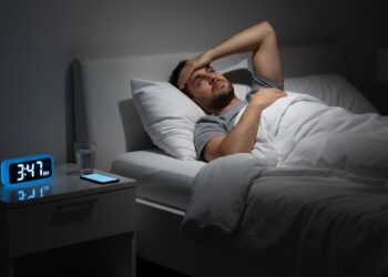 Slaapexpert waarschuwt: dit zijn de ernstige gevolgen van onderschatten slapeloosheid