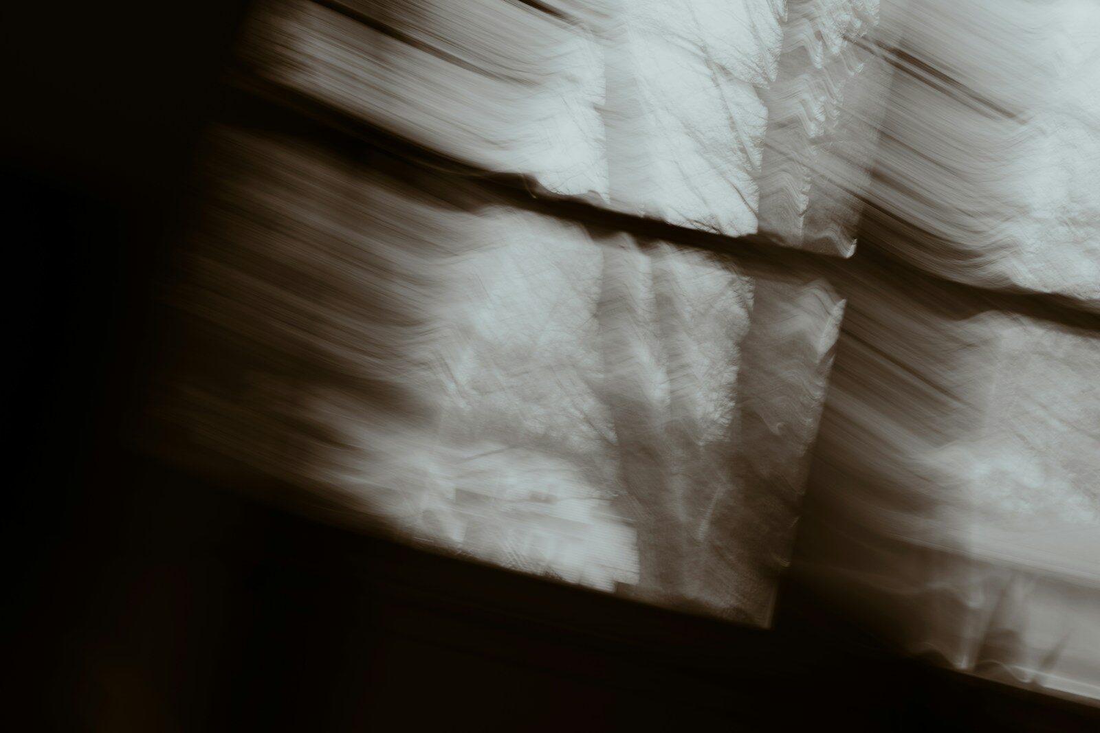 Photo by Benjamin White - Info Vandaag A blurry photo of a window with curtains