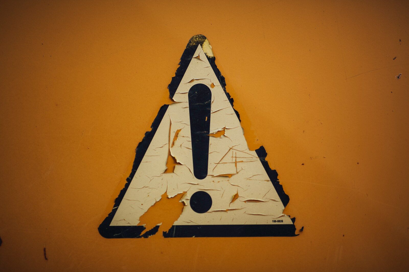 Photo by Markus Spiske - Info Vandaag A triangle shaped sign on a yellow wall