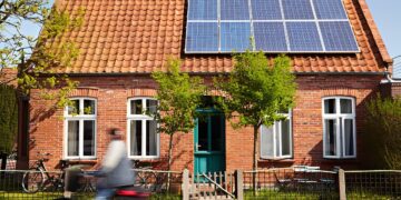 Zonnepanelen-bezitters opgelet: zoveel betaal je straks voor terugleveren stroom!