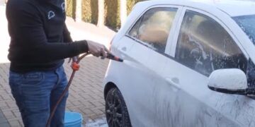 Auto wassen op straat of oprit in déze gemeentes? Let op: boete kan oplopen tot 440 euro