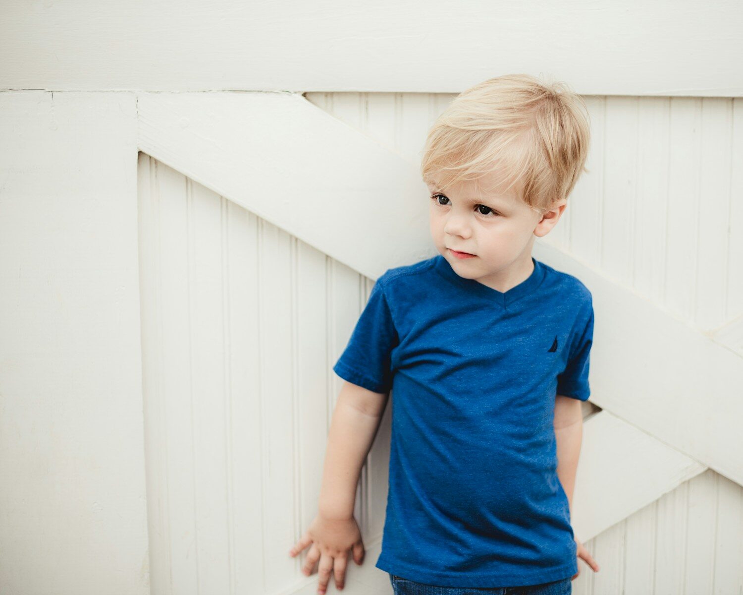 Photo by Patty Brito - Info Vandaag Boy in blue crew neck t shirt standing beside white wall