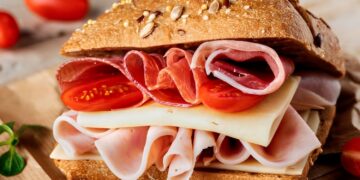 Supermarktketen slaat alarm en roept populair broodbeleg onmiddellijk terug