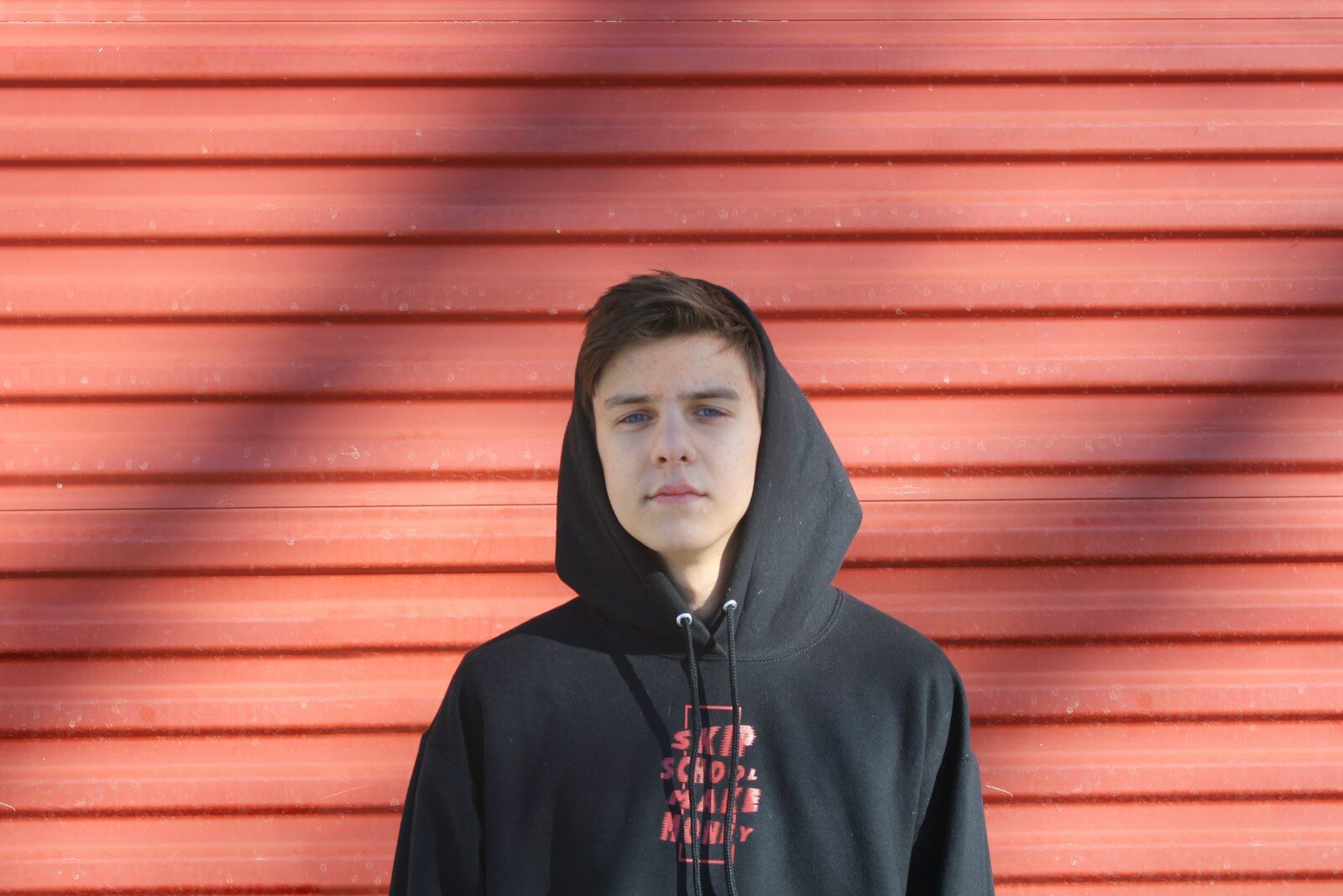 Photo by Ben den Engelsen - Info Vandaag Man wearing black and red pullover hoodie