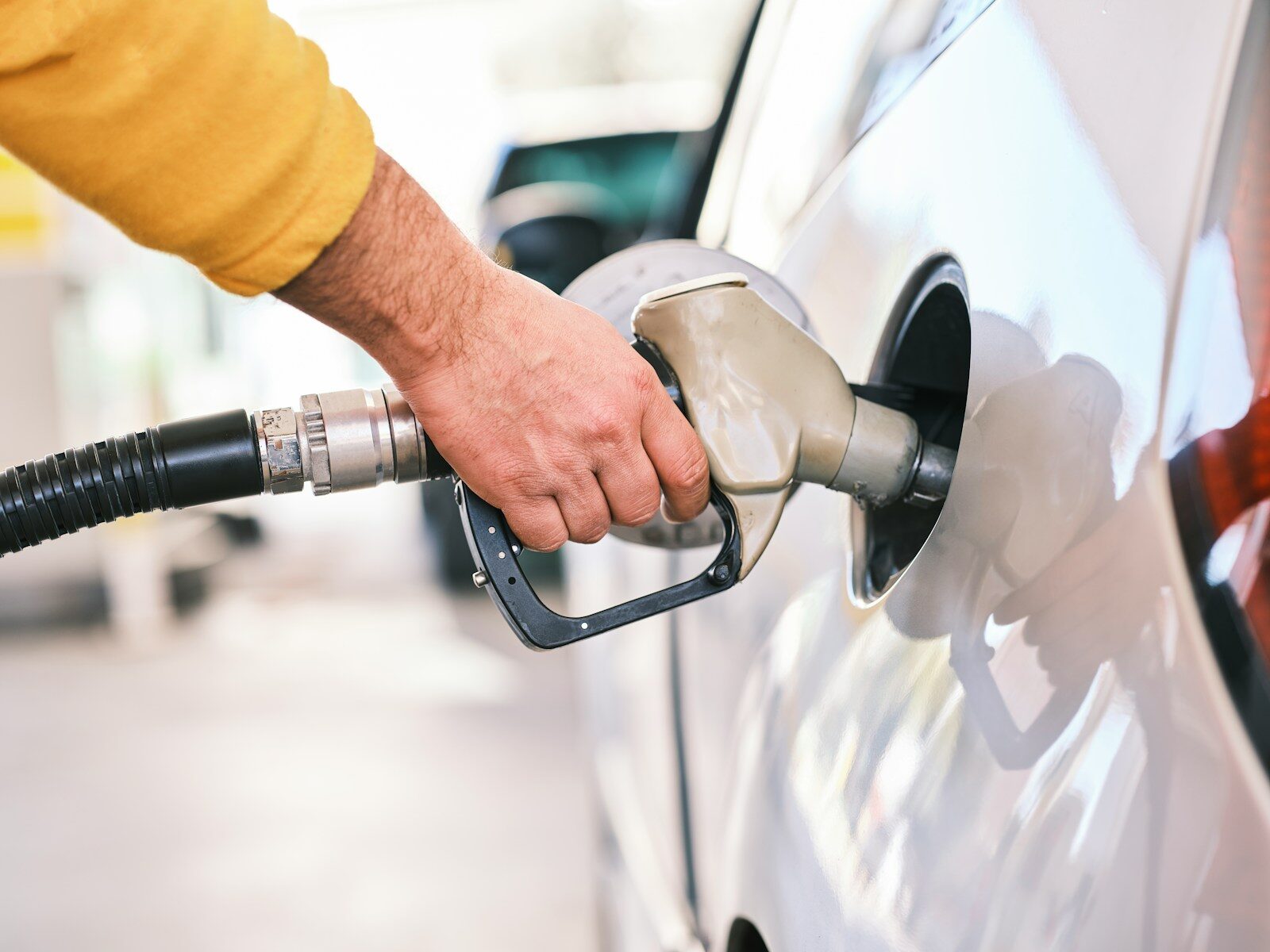 Photo by engin akyurt - Info Vandaag A man pumping gas into his car at a gas station