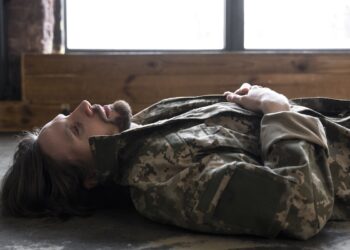 Man probeerde deze militaire slaapmethode waarmee je ‘binnen twee minuten’ in slaap valt, om te zien of die echt werkt