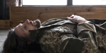 Man probeerde deze militaire slaapmethode waarmee je ‘binnen twee minuten’ in slaap valt, om te zien of die echt werkt