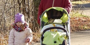 Oppassen op de (klein)kinderen: zo kun je er een vergoeding voor krijgen van de overheid