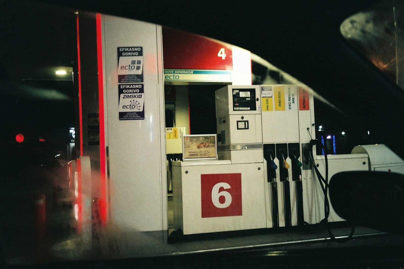 Photo by Katarina Miloševic - Info Vandaag A machine with a sign