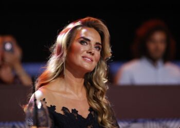 Monique opvallend close met andere man… reactie van André jr. zegt alles