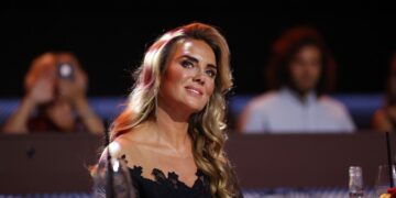 Monique opvallend close met andere man… reactie van André jr. zegt alles