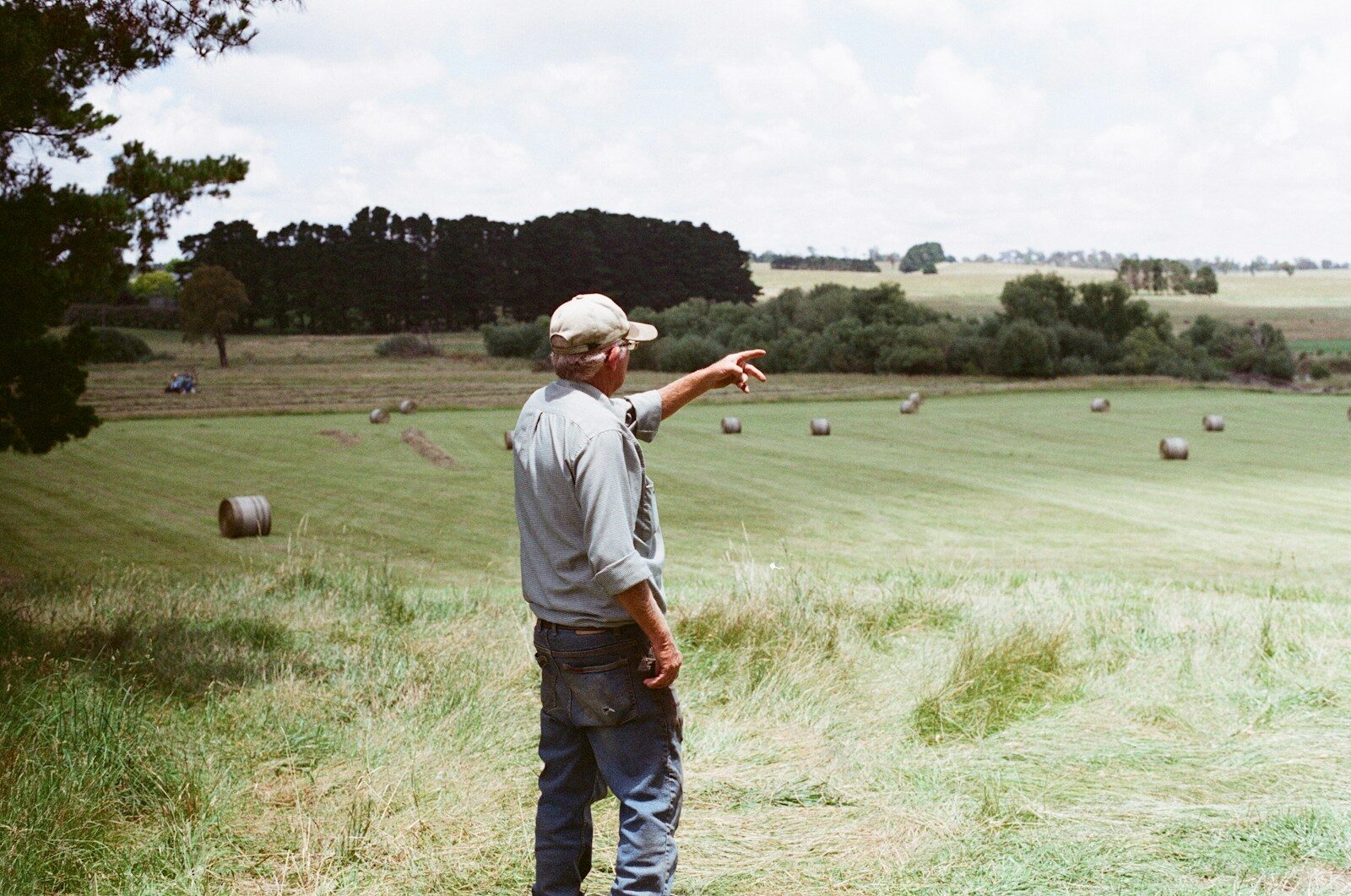 Photo by Rebecca Ritchie - Info Vandaag Man wearing gray long sleeved shirt on green grass field