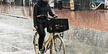 Het is afgelopen met het zonnige lenteweer: vanaf deze dag kan de regenjas weer aan