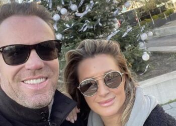 Robert Doornbos & Chantal Bles flink onder vuur: ‘Kijk ons eens kindjes helpen!’