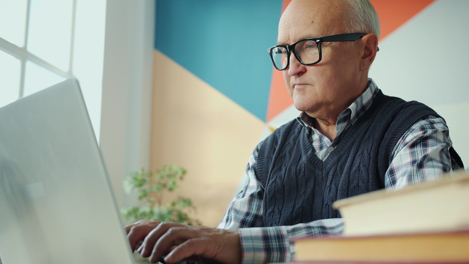 Photo by Vitaly Gariev - Info Vandaag Elderly man with glasses using a laptop