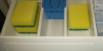 Bijna niemand kent deze simpele truc met sponsjes in de wasmachine…